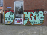902947 Afbeelding van een onlangs aangebracht graffitikunstwerk op de zijgevel van het pand Oudenoord 331 in de ...